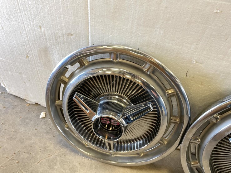 #5358-•-set-of-(4)-1963-impala-s/s-hubcaps-(las-cruces,-nm)-image-9