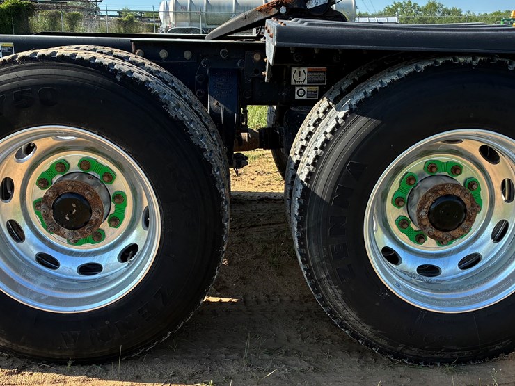 2018-peterbilt-567-image-12