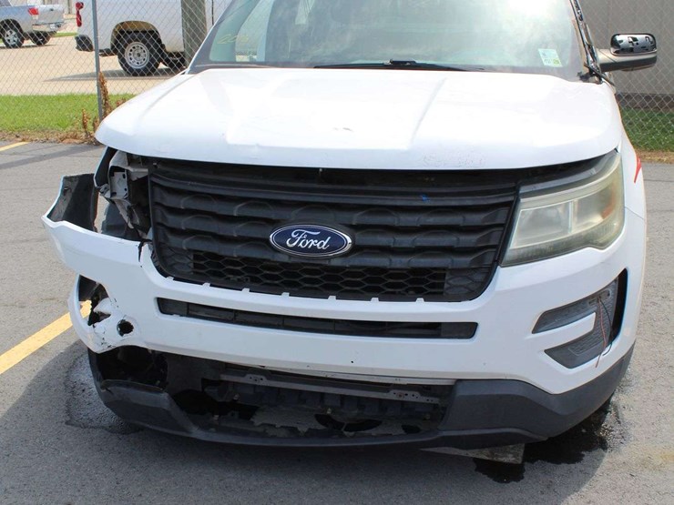 2016-ford-explorer-image-13