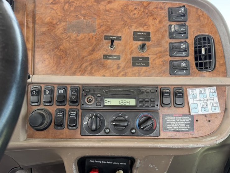 2009-peterbilt-388-image-12