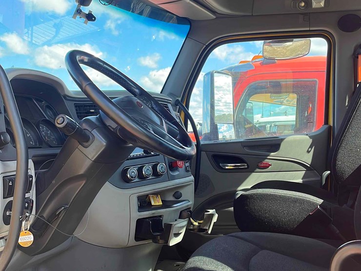 2019-peterbilt-579-image-5
