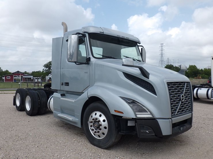2020-volvo-vnl300-image-3