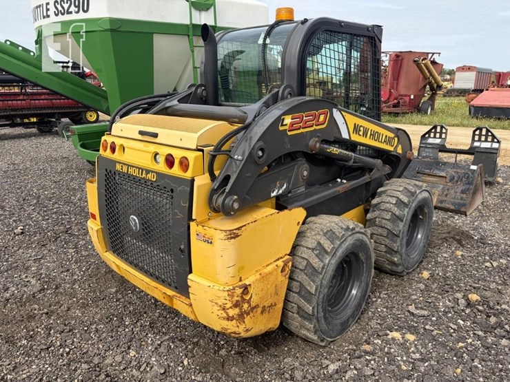 new-holland-l220-image-3