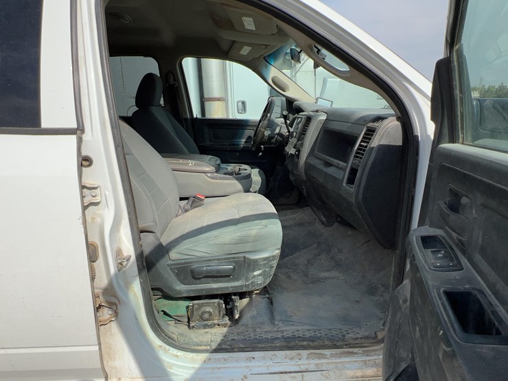 2014-dodge-3500-image-17