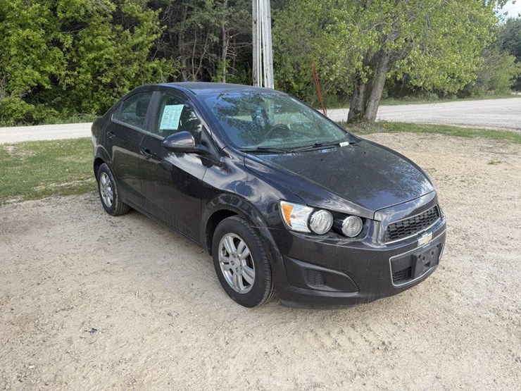 2014-chevrolet-sonic-lt-car-image-2
