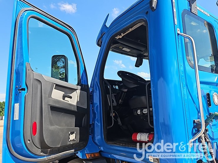 2019-freightliner-cascadia-116-image-36