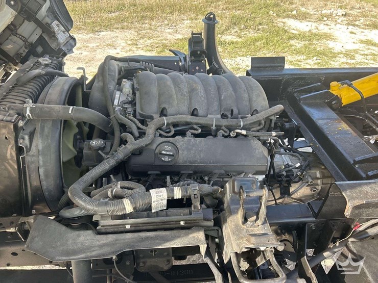 2023-isuzu-npr-image-6