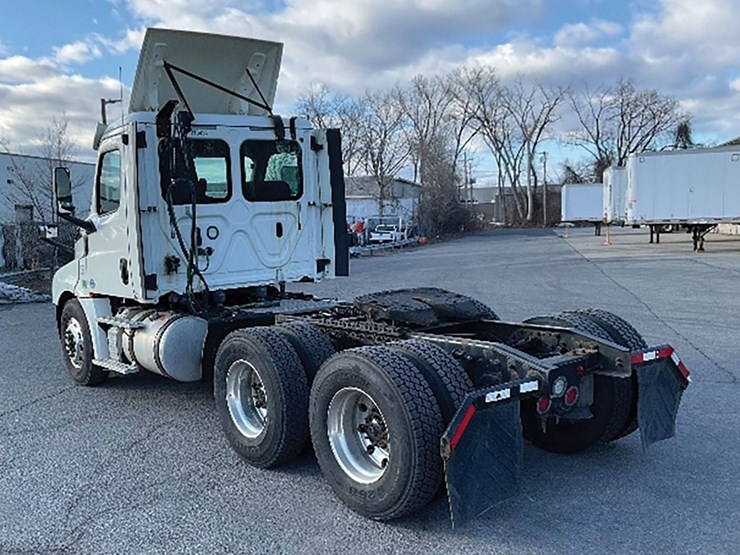 2018-freightliner-cascadia-126-image-2