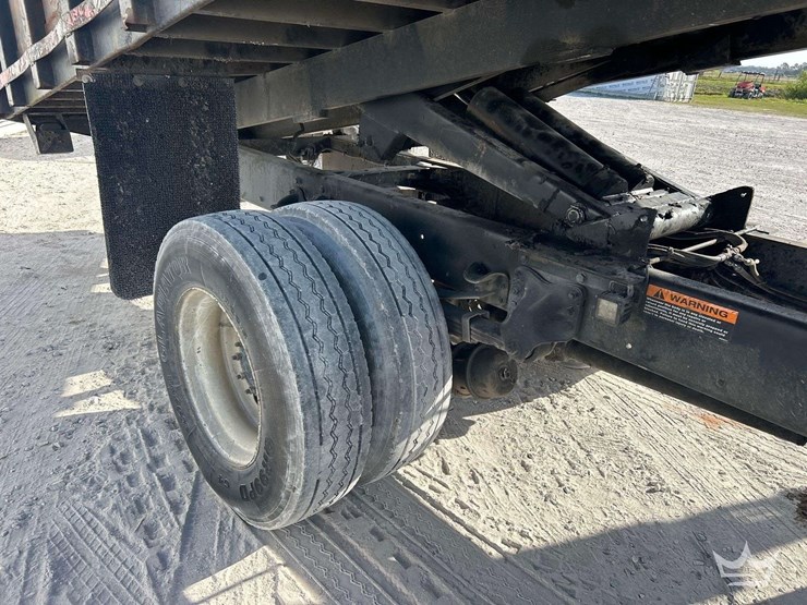 2015-freightliner-m2-106-image-60