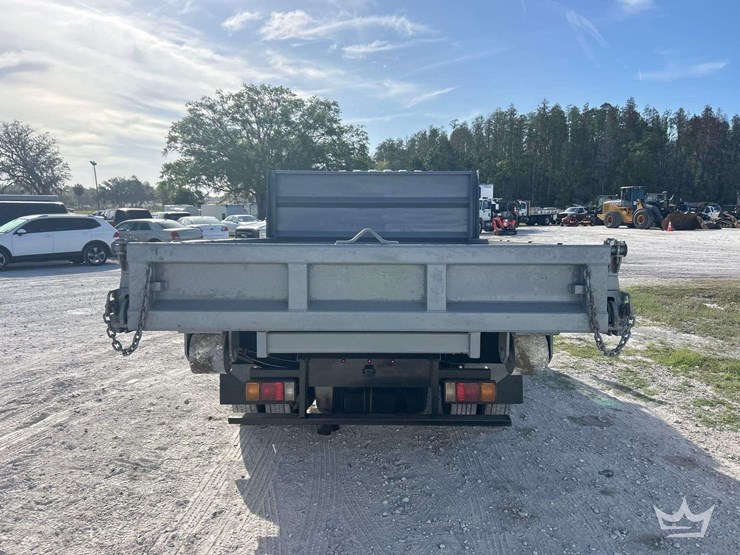 2023-isuzu-npr-image-18