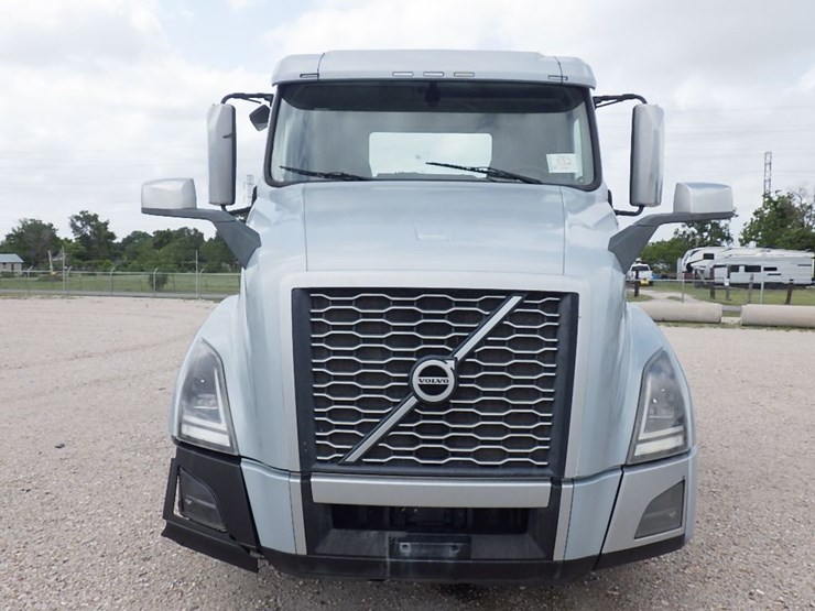 2020-volvo-vnl300-image-2