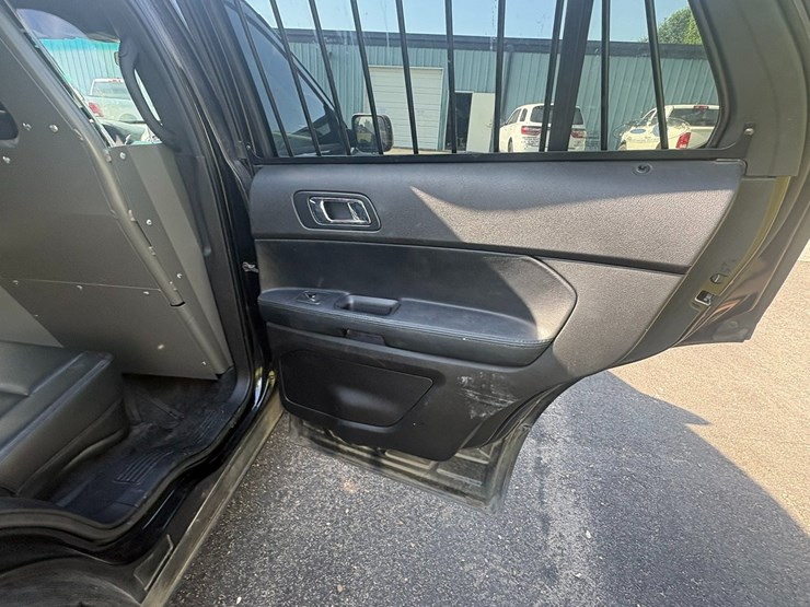 2016-ford-explorer-image-29