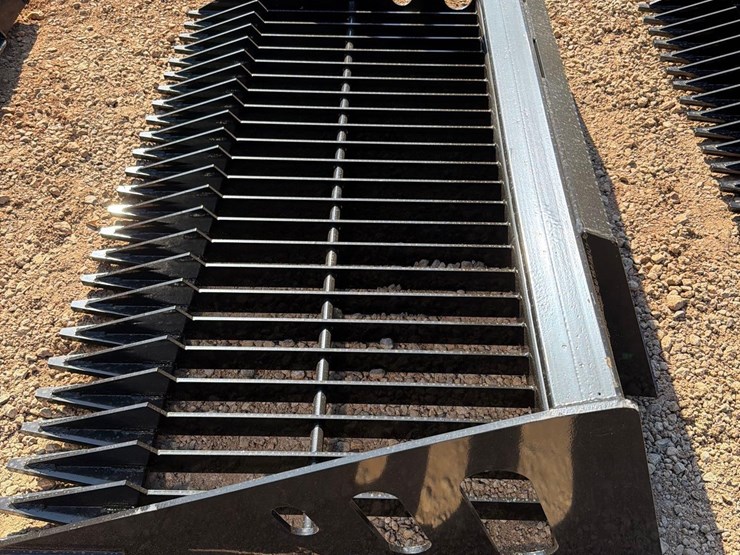 unused-wolverine-66"-skid-steer-sieve-shovel-image-3