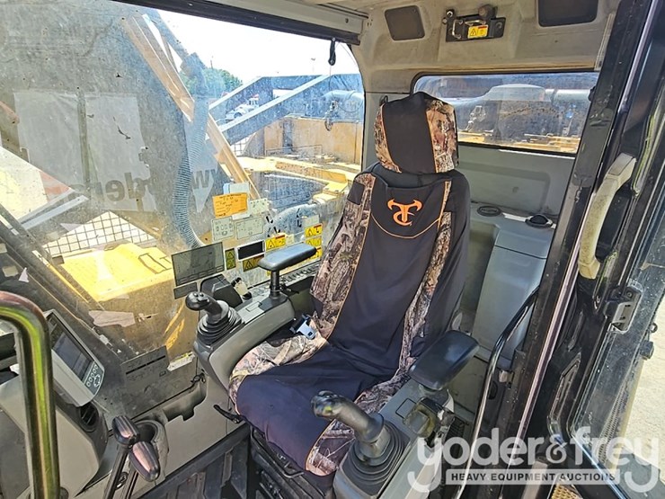 2016-caterpillar-323fl-image-31