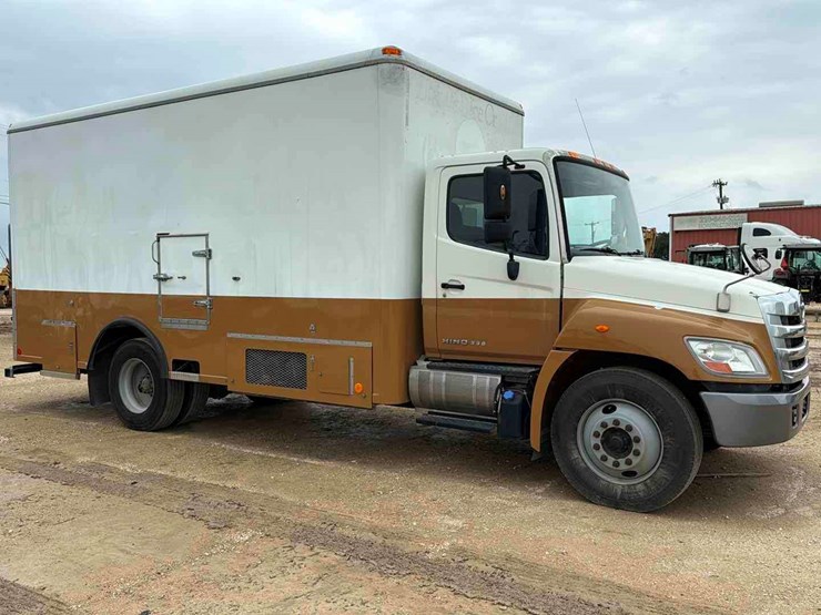 2011-hino-box-truck-image-3