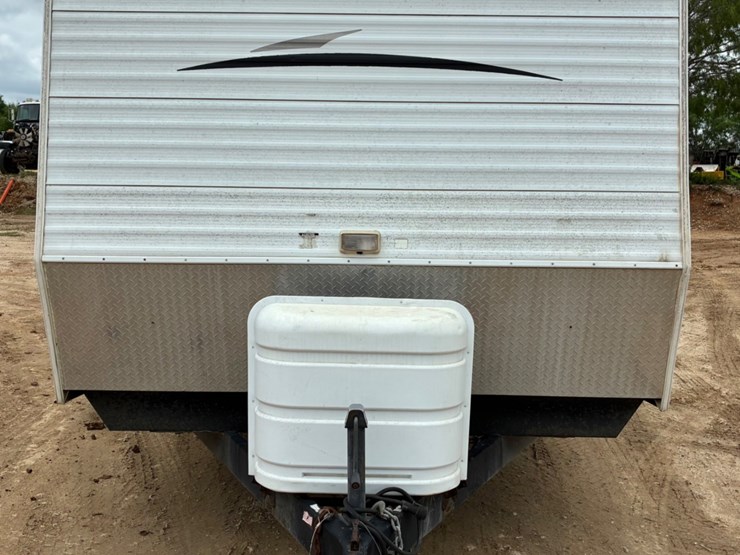 2010-zinger-by-crossroads-bumper-pull-camper-image-6