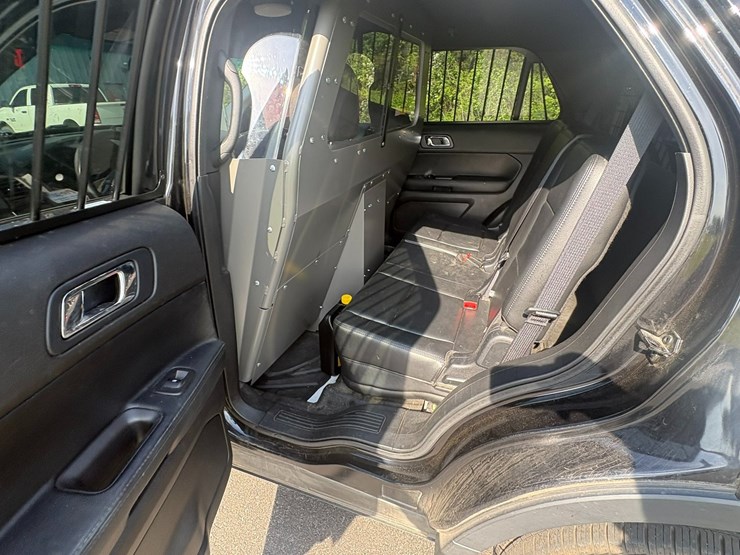 2016-ford-explorer-image-43