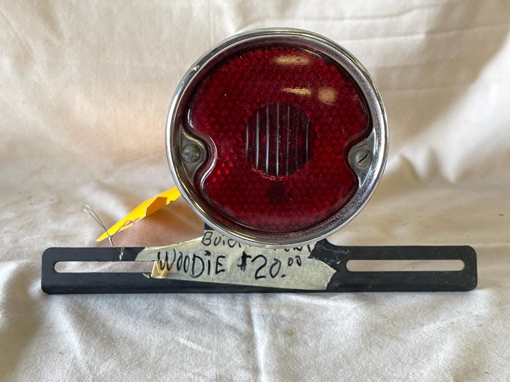 #5372-•-buick-or-pontiac-woodie-tail-light-(las-cruces,-nm)-image-1