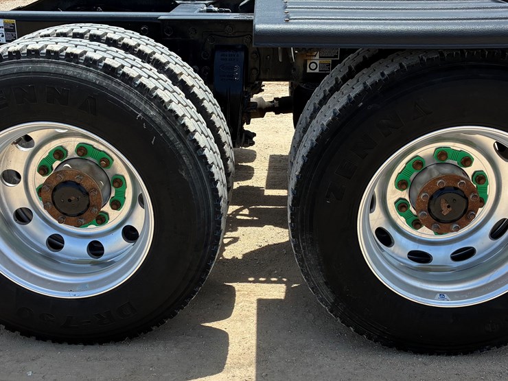 2018-peterbilt-567-image-12