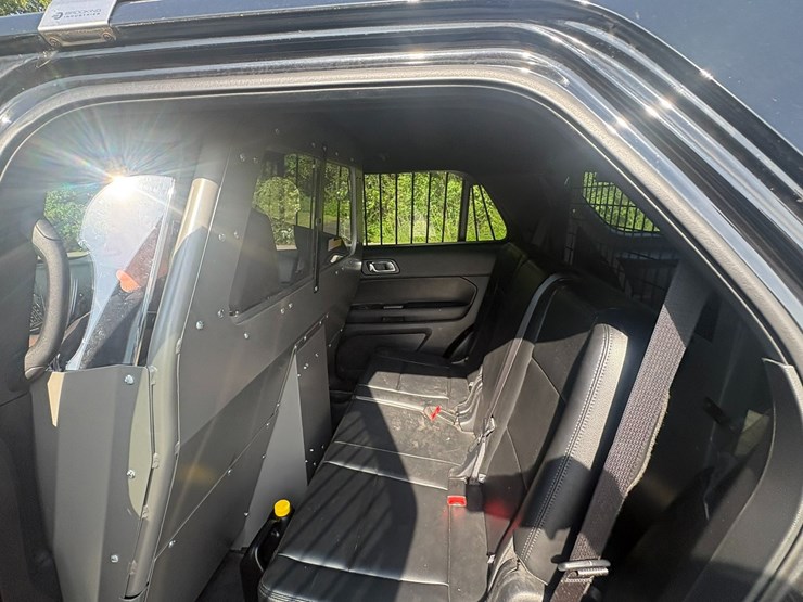 2016-ford-explorer-image-10