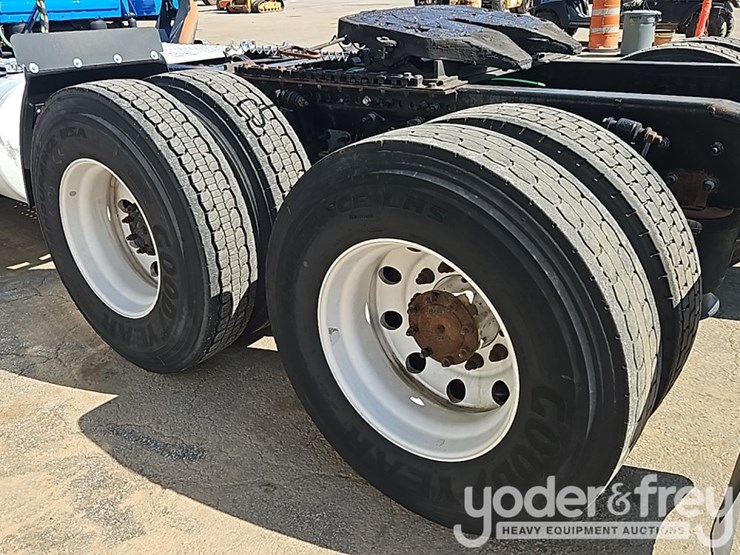 2019-freightliner-cascadia-116-image-13