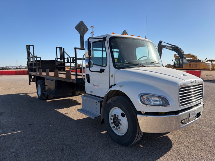 2019-freightliner-m2-106-image-3