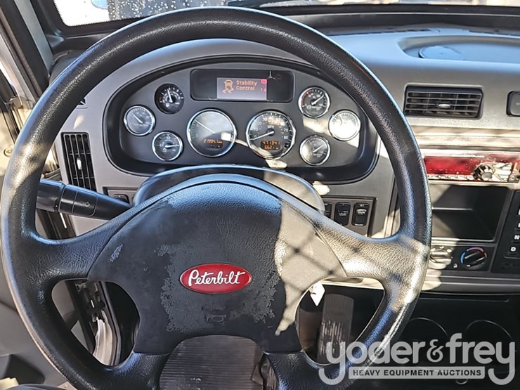 2015-peterbilt-348-image-34