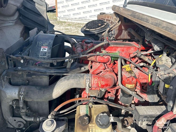 2015-freightliner-m2-106-image-46