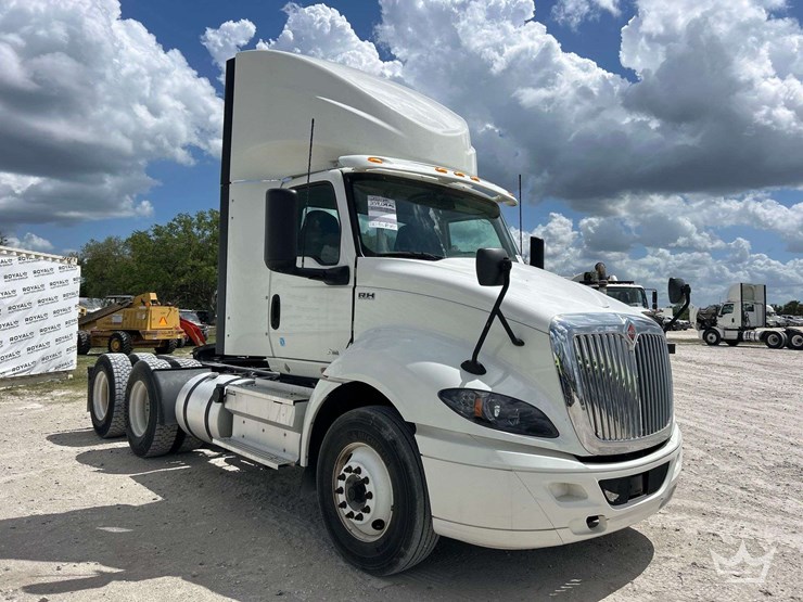 2021-international-rh613-t/a-day-cab-truck-tractor-image-2