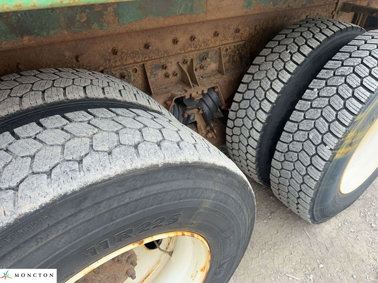 2016-freightliner-114sd-image-11