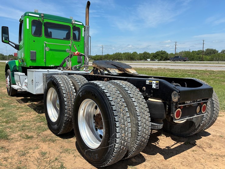 2018-peterbilt-567-image-6