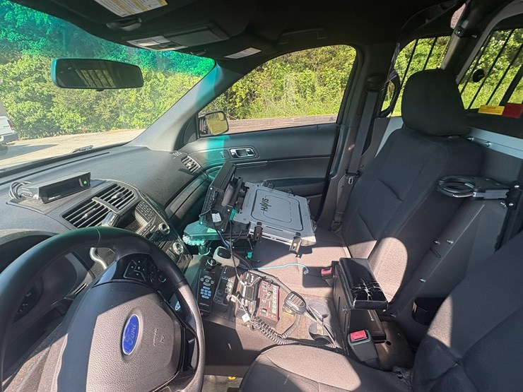 2016-ford-explorer-image-61