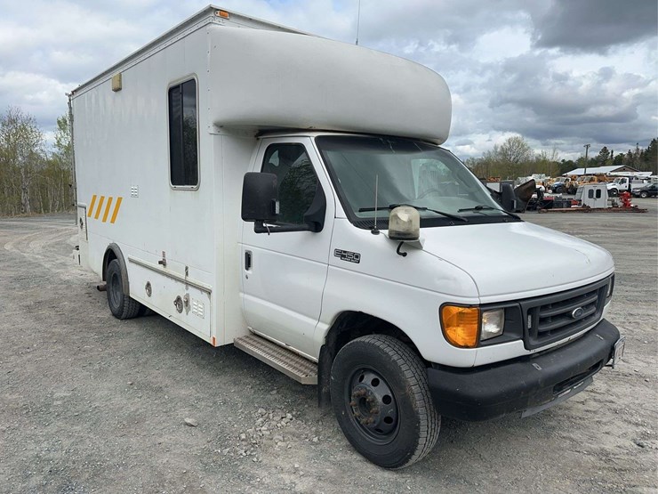 2004-ford-e450-image-3