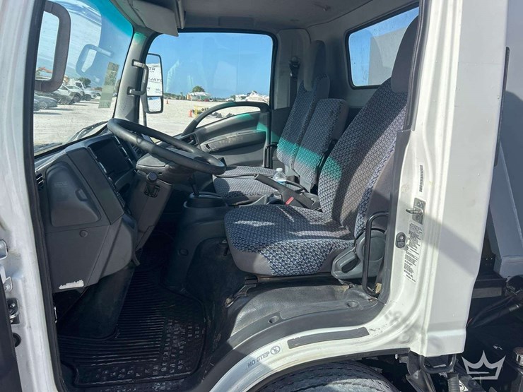 2023-isuzu-npr-image-12