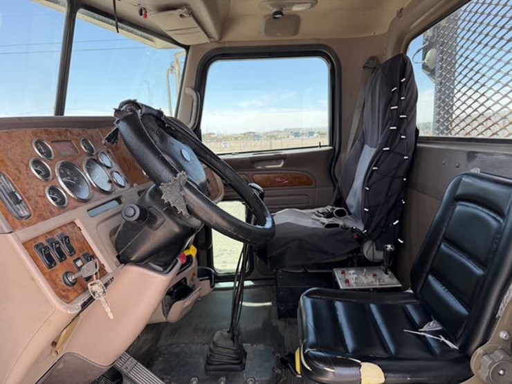 2009-peterbilt-388-image-12