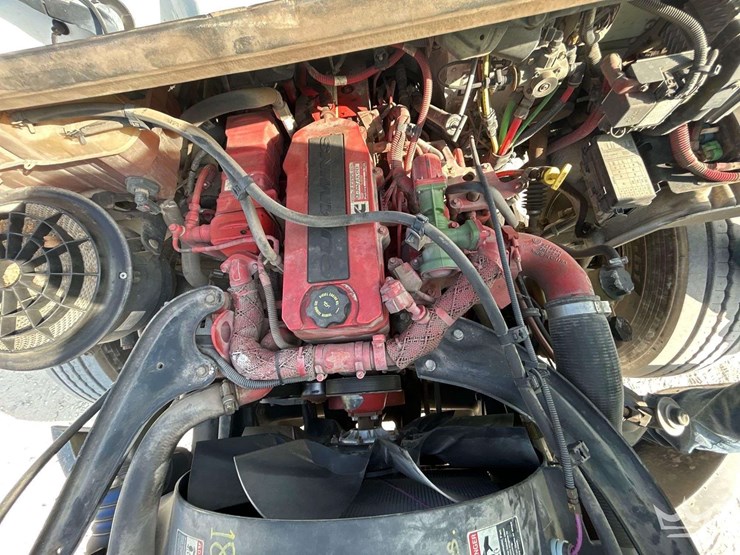 2015-freightliner-m2-106-image-47