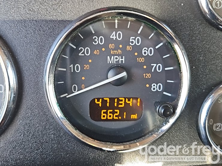 2015-peterbilt-348-image-37