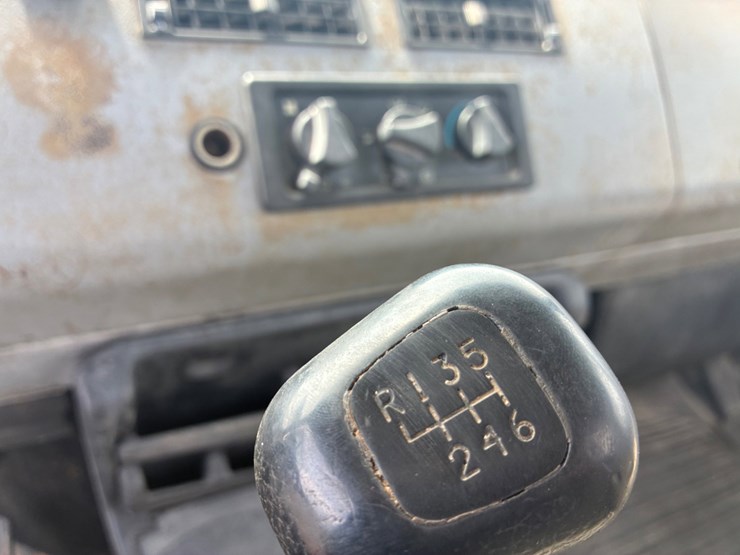 2001-freightliner-fl70-image-12