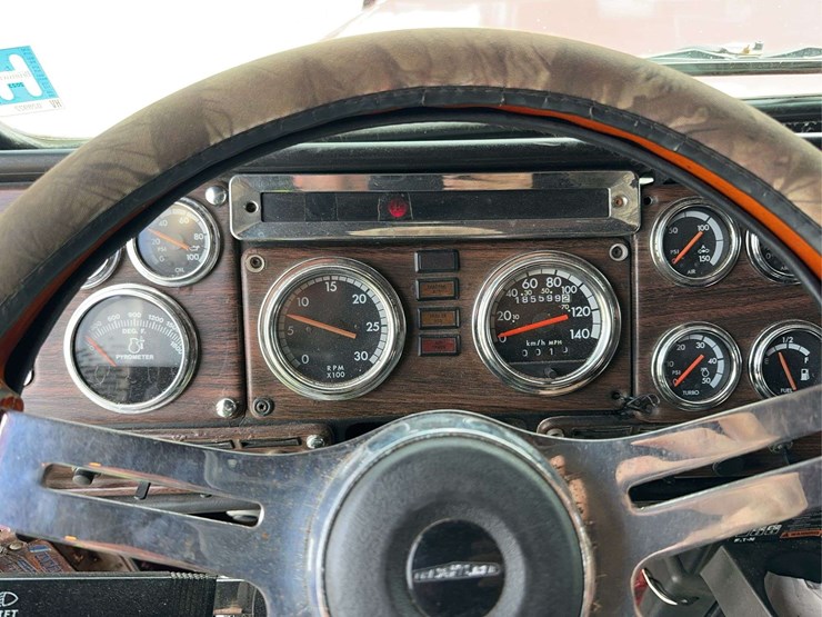 2000-freightliner-fld120-image-27