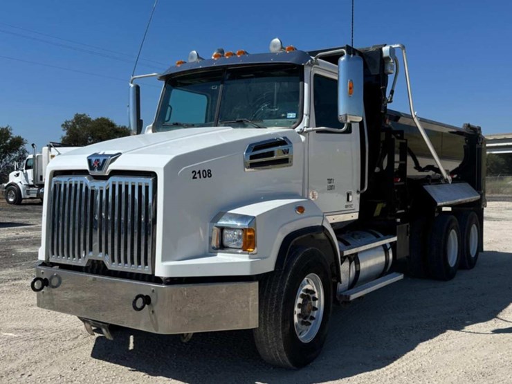 2022-western-star-dump-truck-image-1
