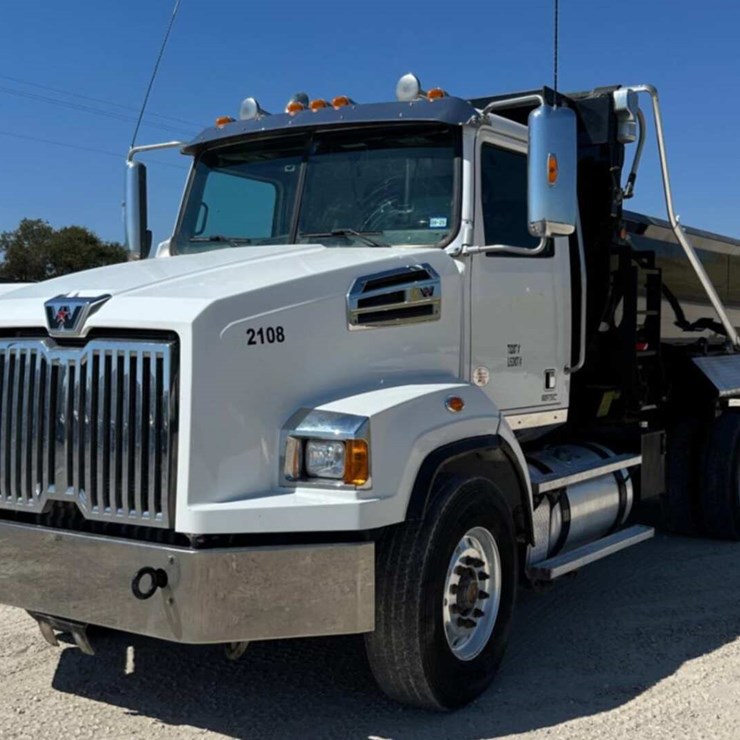 2022 WESTERN STAR DUMP TRUCK