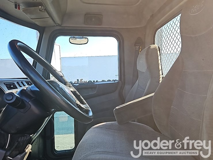 2015-peterbilt-348-image-26
