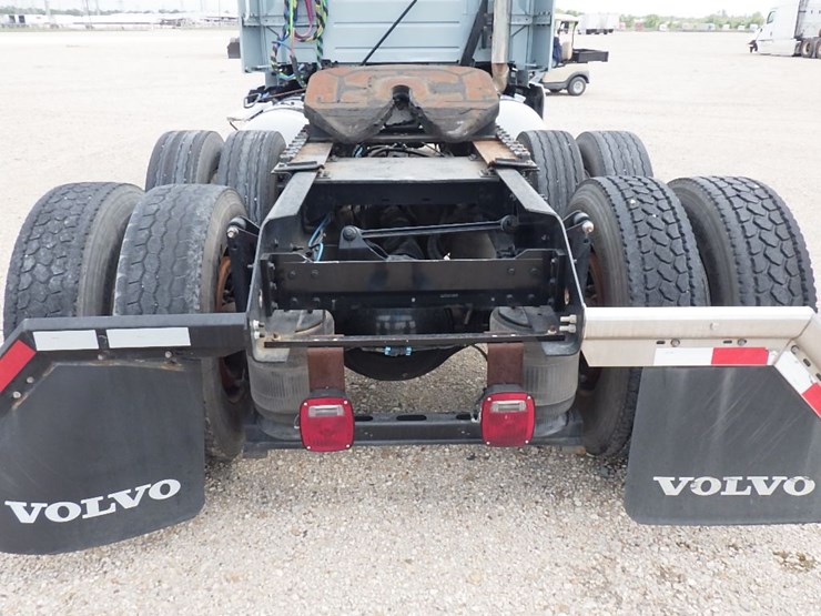 2020-volvo-vnl300-image-12