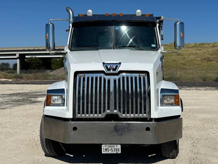 2022-western-star-dump-truck-image-2