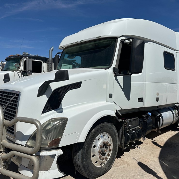 2015 VOLVO VN