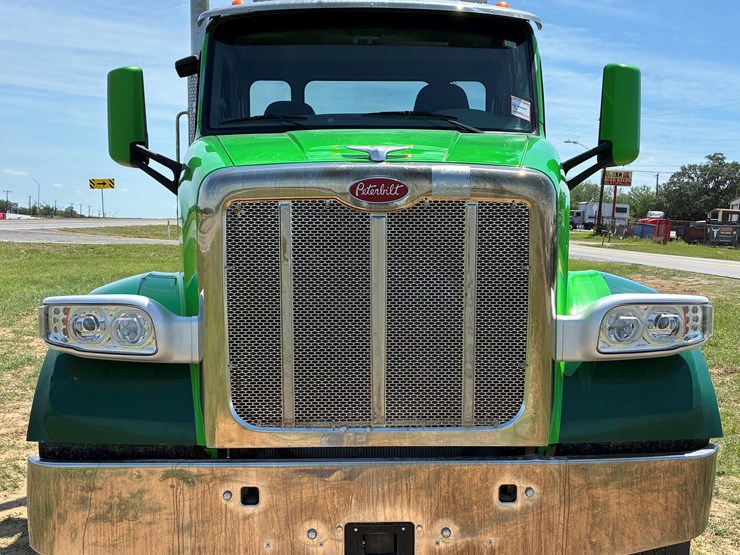 2018-peterbilt-567-image-2