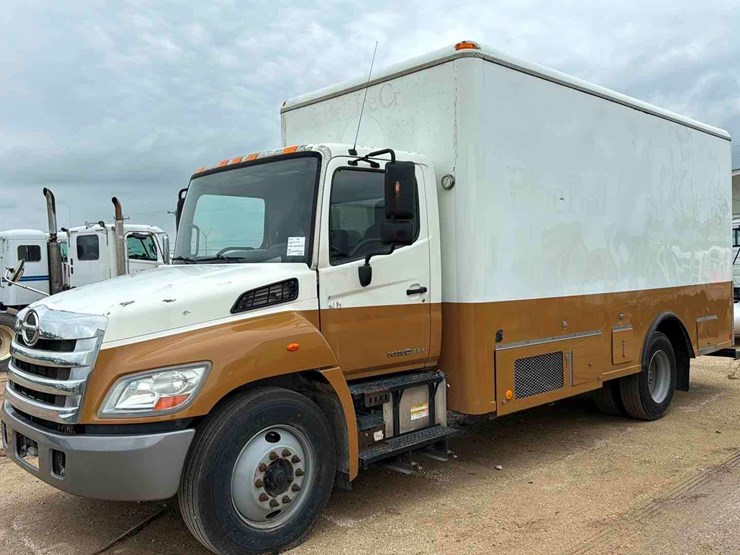 2011-hino-box-truck-image-1