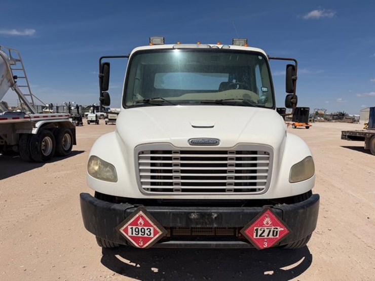 2008-freightliner-m2-cab-&-chassis-image-2