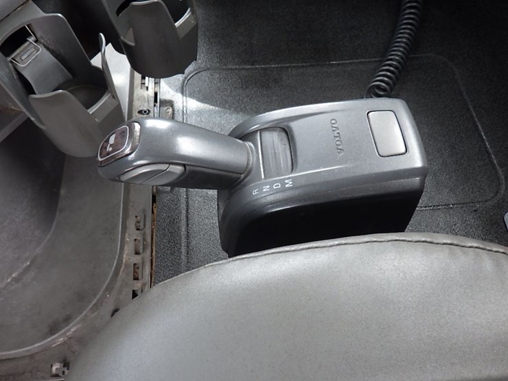 2020-volvo-vnl300-image-23