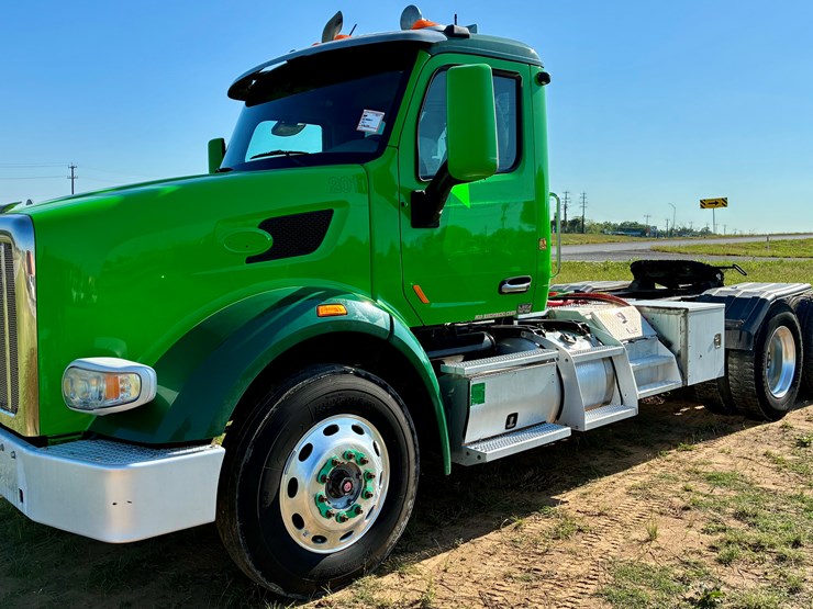 2018-peterbilt-567-image-1